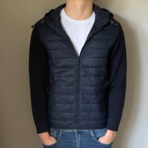 Massimo dutti cardigan  - Urfet cardigan ifrån Massimo dutti i storlek M | modellen är 185 cm lång och väger ca 78 kg | väldigt fint skick