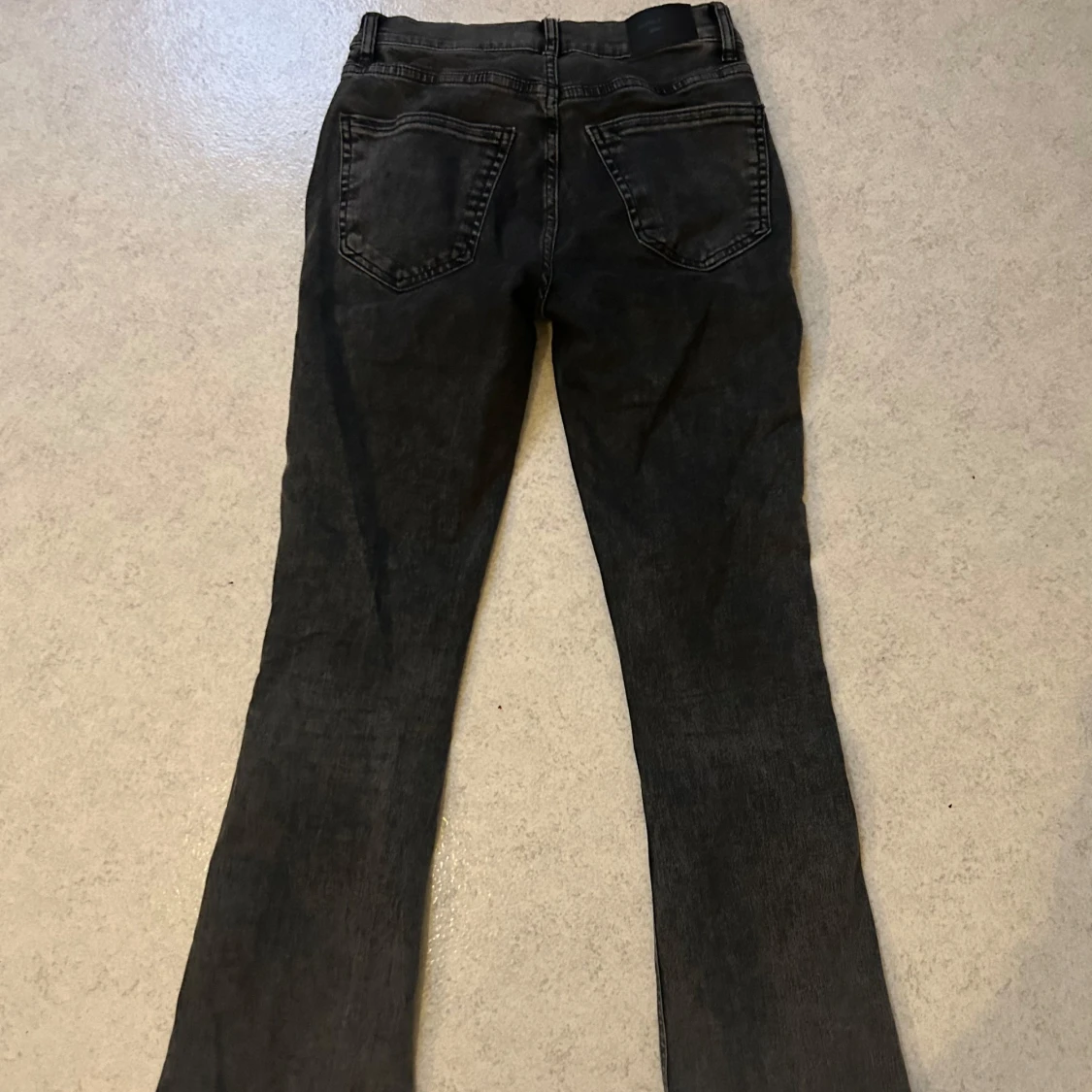 Svarta bootcut jeans från Gina - 1