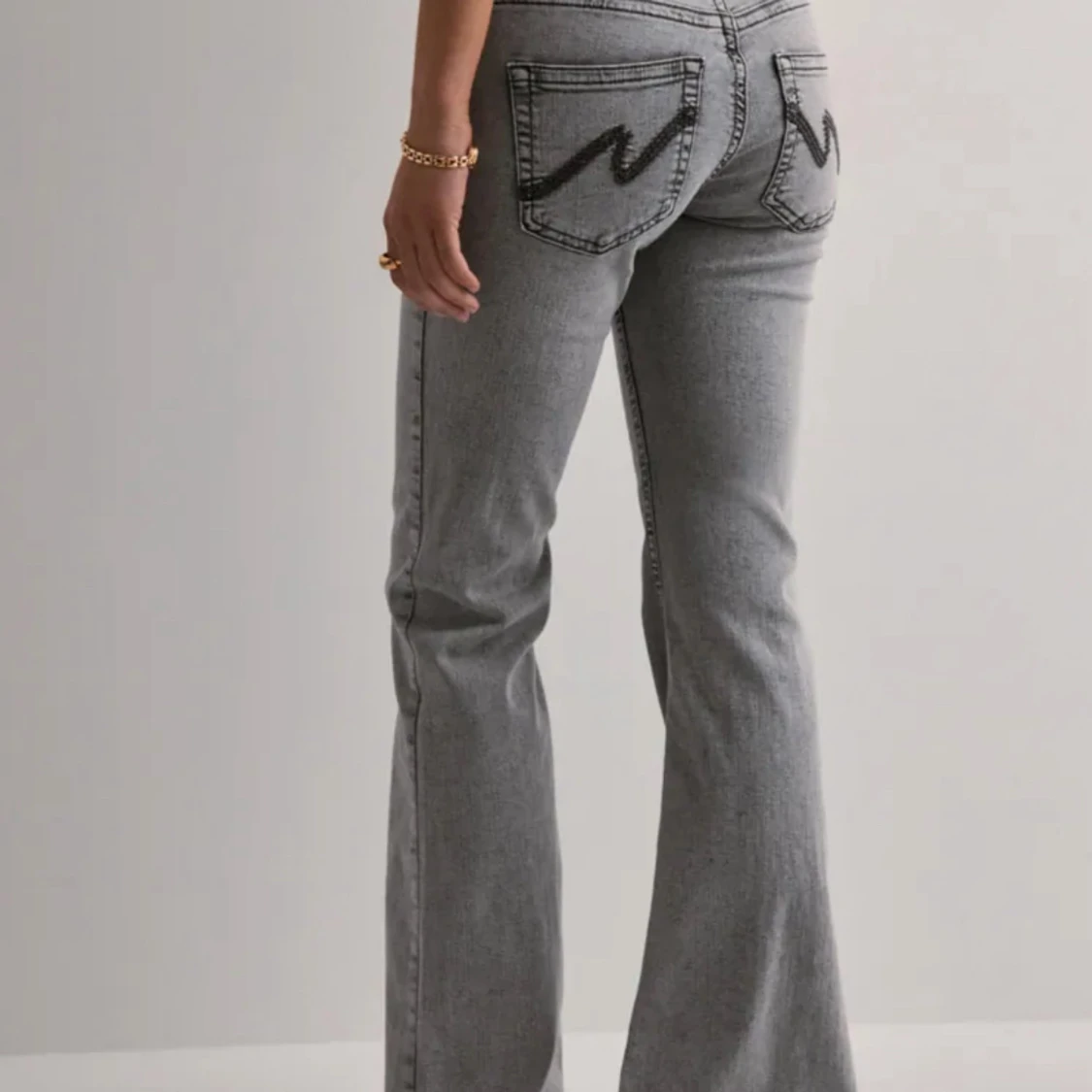 Grå bootcut jeans från nelly