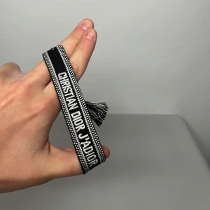 Dior armband - Helt ny & oanvändbar✅, levereras inom 0-2 dagar📦, justerbar storlek 📏, unisex, kontakta gärna för mer info😊