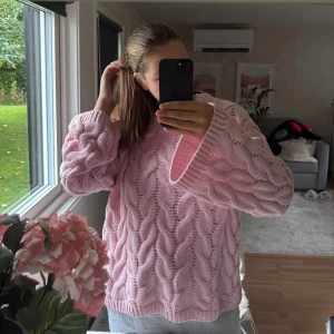Rosa stickad tröja - Supermysig rosa kabelstickad tröja med oversized passform och breda ärmar. Säljer pga att den inte kommer till användning, tröjan har inga defekter💗