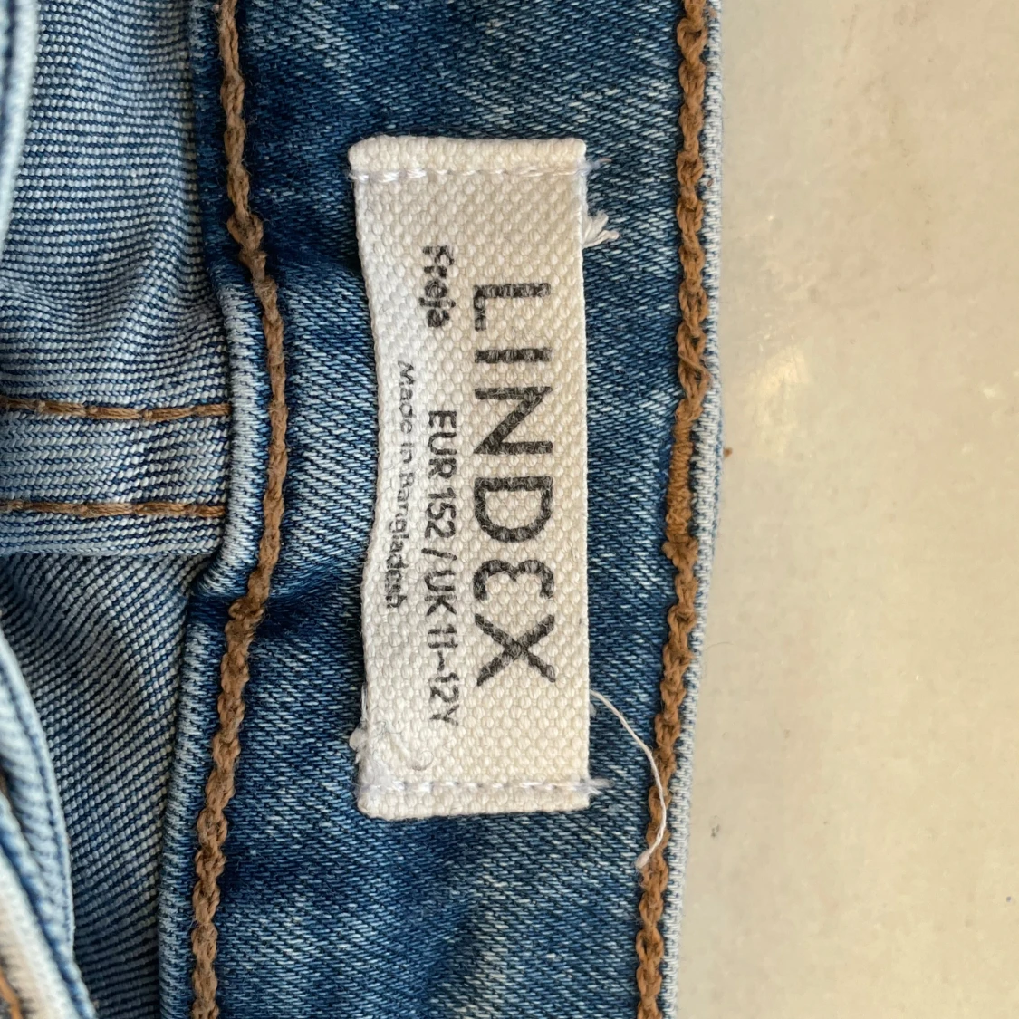Blå bootcut jeans från Lindex - 3