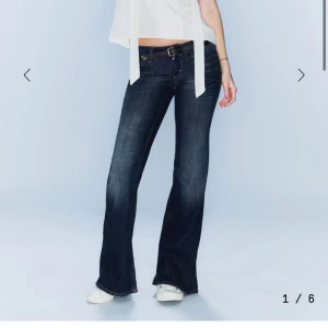 Cheap monday jeans  - Snygga jeans i storlek 26/32, är avklippta längst ner och passar någon runt 165💕