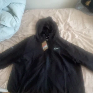 Nike Miller färgen svart  - Säljer en Nike Miller i storleken L passar även till folk som bär M säljer för 750kr priset kan diskuteras vid snabb affär 