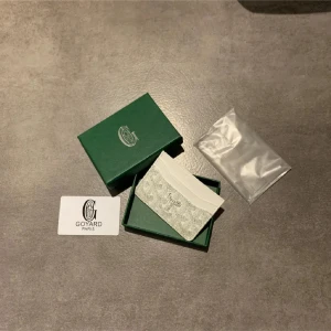 Vit plånbok  - Snygg vit plånbok, perfekt för en mera grisch stil annars så passar den till allt. Skriv vid frågor!!!