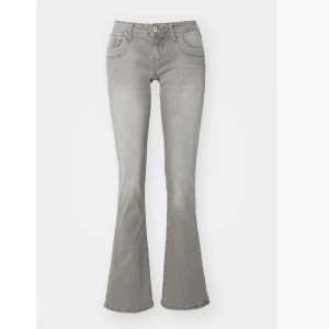 Grå bootcut jeans från LTB - Snygga grå jeans från LTB med bootcut-snitt och klassisk femficksdesign. Jeansen har en ljusgrå tvätt, normal passform och är tillverkade i mjukt stretchigt denim för extra komfort. Svart läderpatch med LTB-logga baktill i midjan.