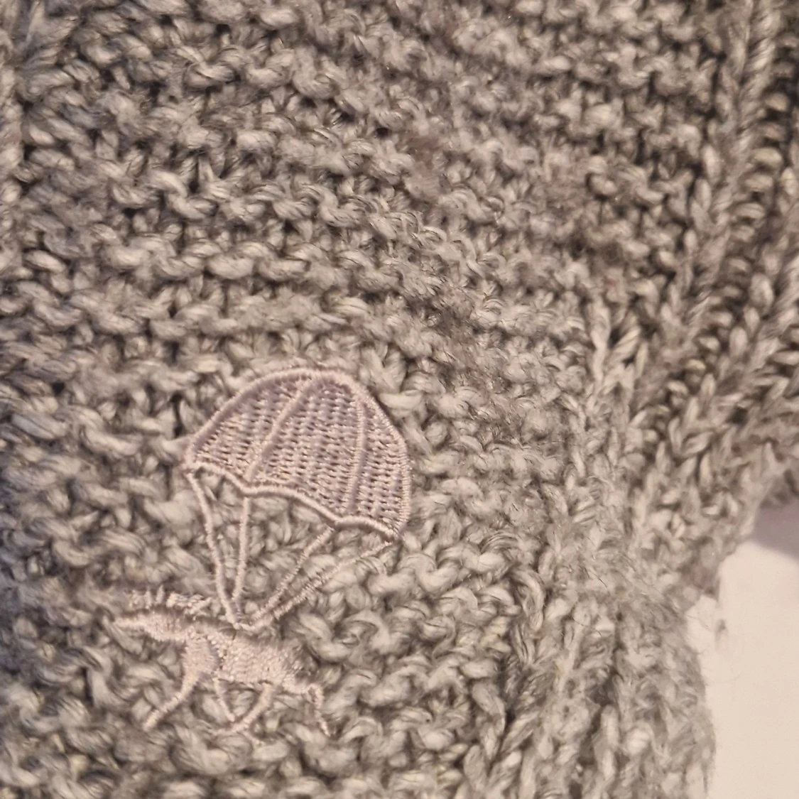 Grå stickad tröja från Bondelid - 3