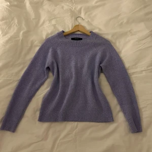 Ljuslila stickad tröja veromoda  - Super fin sträva från veromoda!🩷 den är ljusare irl än på bild och är använd fåtal gånger 