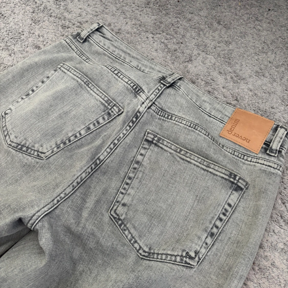 Gråa jeans från Bik Bok - 3