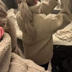 Beige teddyjacka från HM - Helt ny, aldrig använd teddyjacka från HM🤎