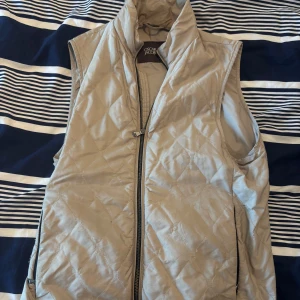 Oscar Jacobson Väst - Tja, säljer denna schyssta Oscar Jacobson väst i färgen beige & storlek 46 (motsvarar S) den har kommit till användning en del. Finns 2 defekter som syns på sista två bilderna bara skriva för mer info. Mitt pris ligger på 699kr