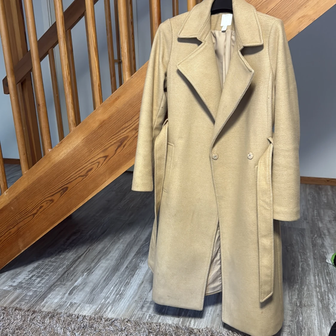 Beige kappa från H&M med bälte - 2