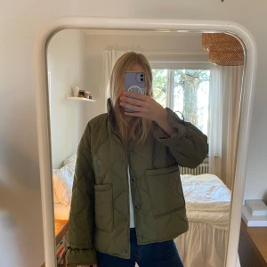 Grön quiltad jacka - Säljer min quiltade jacka från Design by Si på grund av att den inte används. Den är använd en gång men med prislappen kvar, helt i nyskick. Storleken är XS/S men den är oversized så passar M också.