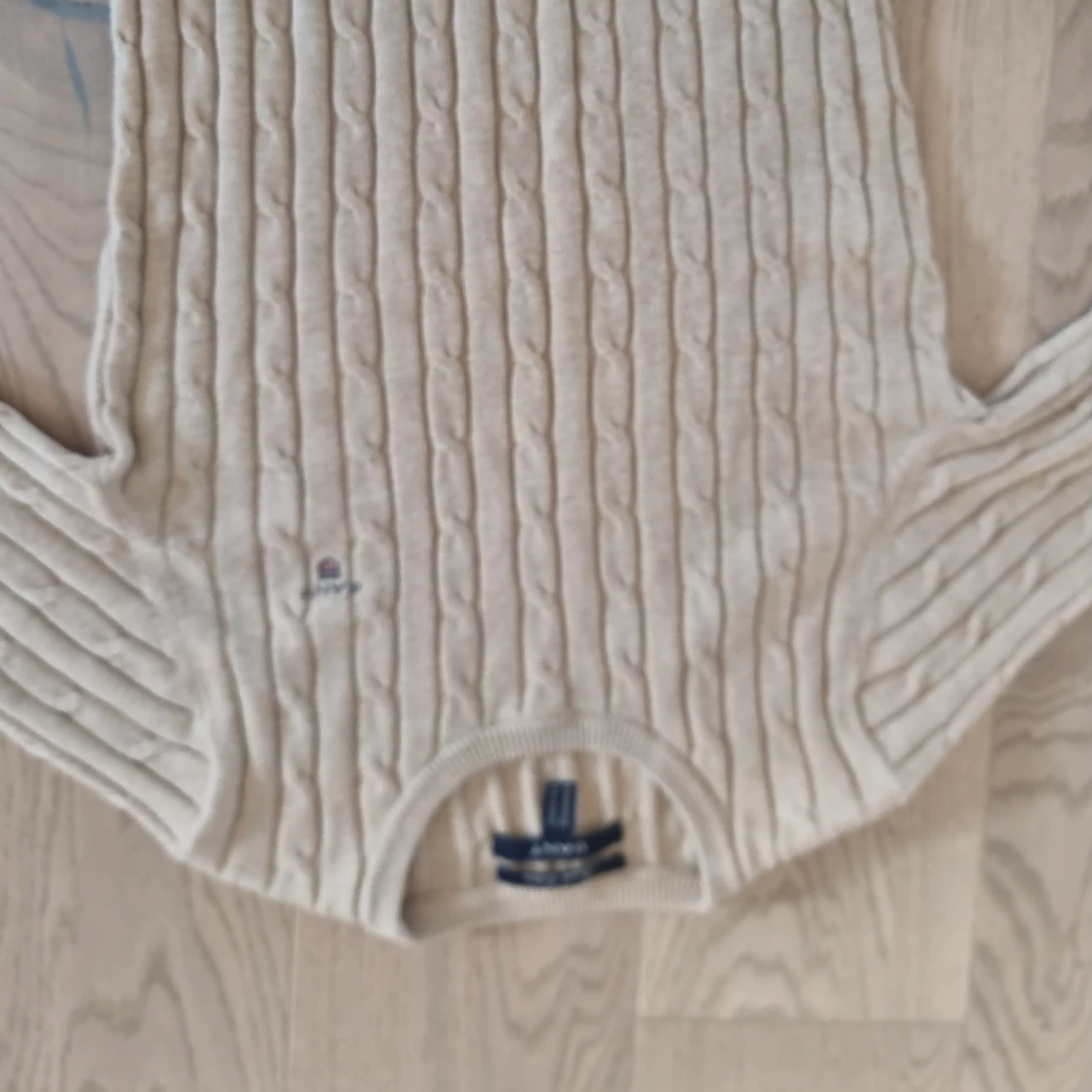 Beige kabelstickad tröja från GANT