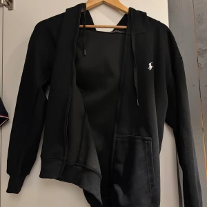 Polo polo ralph lauren hoodie  - Helt ny, bra skick inga skador, säljer pågrund av lite för liten i armarna använd 1 gång 