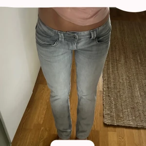 Gråa Pepe Jeans lågmidjade jeans - Snygga grå jeans från Pepe Jeans med låg midja, används fåtal gånger. Notera att de är insydda så storleken stämmer inte riktigt! jag är 162 och de sitter perfekt på mig 💕det är även en färg fläck på sidan, inget man märker av, har däremot inte försökt få bort den så det går säkerligen 💕 Mått: midja rakt över- 36cm, innerbenslängd- 75cm 