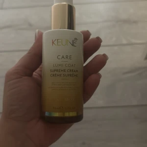 Keune Care Lumi Coat Supreme Cream - Nytt !!! Keune Care Lumi Coat Supreme Cream är en lyxig hårkräm i en vit och guldig pumpflaska på 95 ml. Produkten är framtagen för att ge näring och glans till håret och har en elegant design med gulddetaljer. 