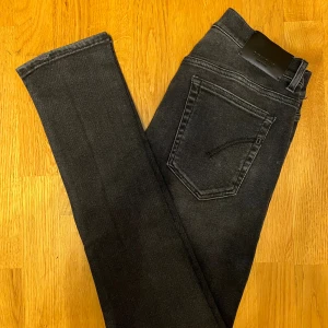 Svarta Dondup jeans - Säljer ett par svarta Dondup jeans i storlek W30. Modellen är Ritchie med skinny fit. Jeansen är i topp skick. Var inte rädd för frågor. 