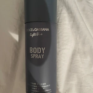 Dolce & Gabbana Light Blue Spray (body spray) - Fräsch body spray från Dolce & Gabbana Light Blue-serien. Perfekt för dig som vill ha en uppfriskande doft i vardagen. För honom.