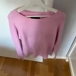 Ljusrosa stickad tröja Vero Moda - Superfin ljusrosa stickad tröja från Vero Moda med rund halsringning och långa ärmar. Perfekt för dig som vill ha en enkel men söt look. Tröjan har ribbade muddar vid ärmslut och nederkant.