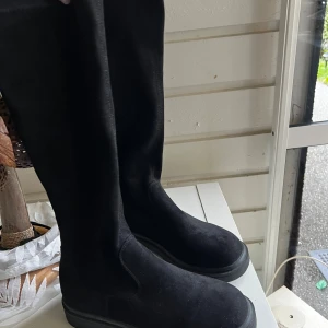 Svarta höga mockastövlar - Snygga svarta stövlar i mocka. Använda 1-2 gånger max.