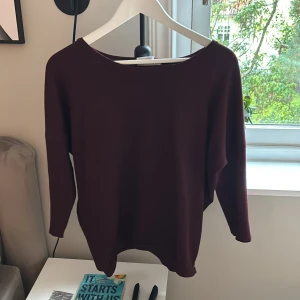 Vinröd tröja från Saint Tropez - Mysig vinröd tröja från Saint Tropez i storlek M. Tröjan har en enkel, stilren design med rund halsringning och trekvartsärmar. Perfekt för lager-på-lager under höst och vinter. Materialet känns mjukt och bekvämt mot huden.