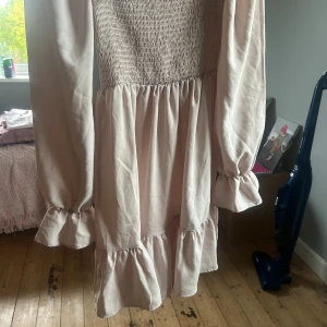 Klänning från SHEIN  - Supersöt ljus kortklänning med offshoulder och långa puffärmar från SHEIN nästan aldrig använd💘