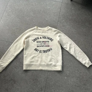 Vit sweatshirt från Zadig & Voltaire - Vit sweatshirt från Zadig & Voltaire. Tröjan är helt i nyskick. Köptes för ca 1000 kr. Storlek 16Y men passar XS/S🥰