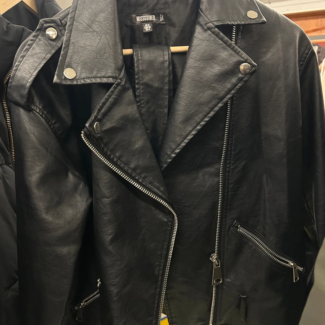 Svart skinnjacka från Missguided