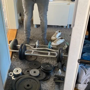 Grå skinny jeans med ljus tvätt - Säljer ett par grå skinny jeans med snygg ljus tvätt och klassiska bakfickor. Jeansen har smal passform och sitter tajt längs benen. Perfekta för dig som gillar en modern och stilren look. Materialet är stretchigt jeans för extra komfort.