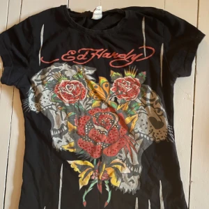 Ed hardy tshirt - Jättecool ed hardy Tshirt! Barnstorlek L vilket motsvarar en xs🖤 skriv för bilder, pris kan diskuteras!