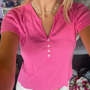 tröja - rosa tröja🩷köpt secondhand lite ojämn där nere🙏 