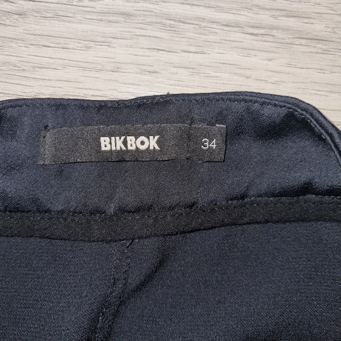 Svarta cargopants från BikBok, strl 34 - 2
