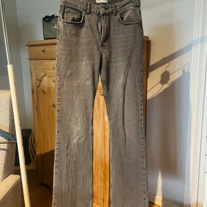 Gråa jeans  - Gråa jeans i rak modell 