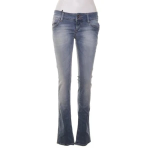 lågmidjade ljusblå jeans - jeans från cross jeans i storlek w28 l34.