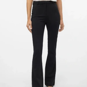 Svarta bootcut kostymbyxor - Snygga svarta kostymbyxor med bootcut, i midwaist. Byxorna har klassisk stängning framtill. Perfekta för en stilren look och passar till många olika outfits. Dom är i nyskick, jag  har bara provat dom en gång.