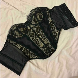 svart lace korsett - svart lace korsett från SHEIN med transparent mesh och beige underton. ☆möts upp i Linköping eller Mjölby men postar även ofcourse-DMa för fler frågor
