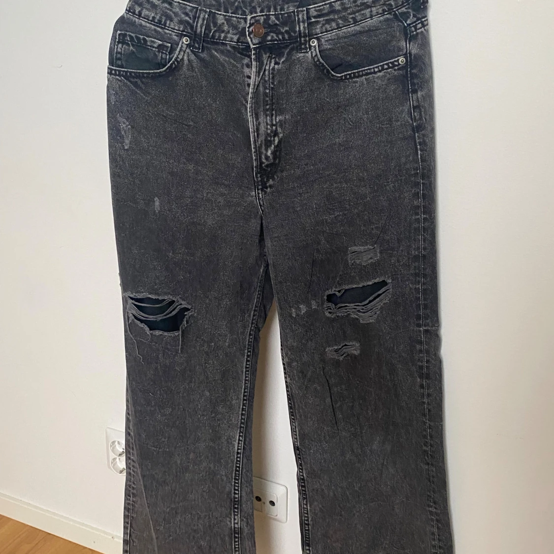 Svarta slitna jeans från Divided H&M