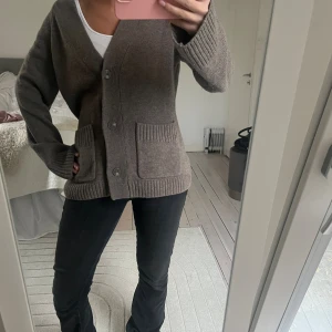 Brun kofta från Wera  - Säljer nu min bruna kofta ifrån Wera. Den är så mysig och perfekt till hösten🥰