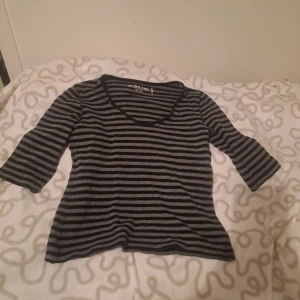 RANDIG TOPP - Randig topp från äldre Kappahl. Trekvartsärm, Färg stämmer bäst överens med bild 2. 😊🩷 str 40/42