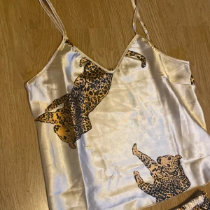 Silkes set - Ljus rosa pyjamas set i silke med leopard märken 🐆 Strl M, sitter bra och nopprar ej 🤍