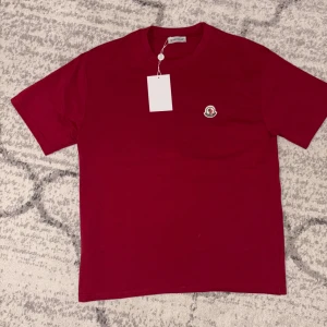  Moncler t-shirt  - Helt ny