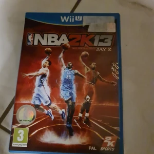 NBA 2K13 Wii U - NBA 2K13 till Wii U, komplett med fodral och skiva i fint skick. Spelet är producerat av Jay Z och erbjuder flera spännande spellägen, inklusive MyTEAM och MyPLAYER. Fodral och skiva har mindre märken men är i bra begagnat skick.