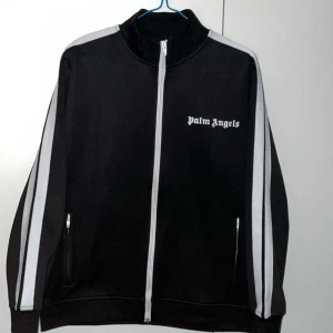 Palm Angels track jacket - Hello! Jag säljer min Palm Angels tröja i svart mycket fint kvalitet med de vita streken på armarna använd ett par gånger 