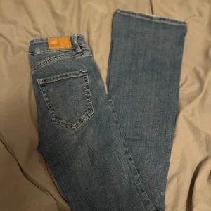 Blå jeans från Vero Moda - Snygga blåa bootcut jeans från vero Moda. Väldigt skönt material. 