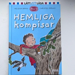 Hemliga kompisar - En lättläst bok i serien Klass 1b, perfekt för dig som gillar roliga och spännande berättelser om vänskap och äventyr i skolan. Färgglada illustrationer och korta kapitel gör den enkel och kul att läsa för unga läsare.