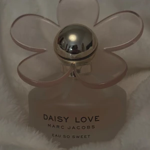 Daisy Love Eau So Sweet parfym 50 ml - Daisy Love Eau So Sweet från Marc Jacobs har en lekfull design med blomlock. Perfekt för dig som vill ha en trendig och ikonisk parfym på hyllan. Populär bland unga och passar till alla tillfällen. Nyskick, endast testsprutat! Slutsåld online!