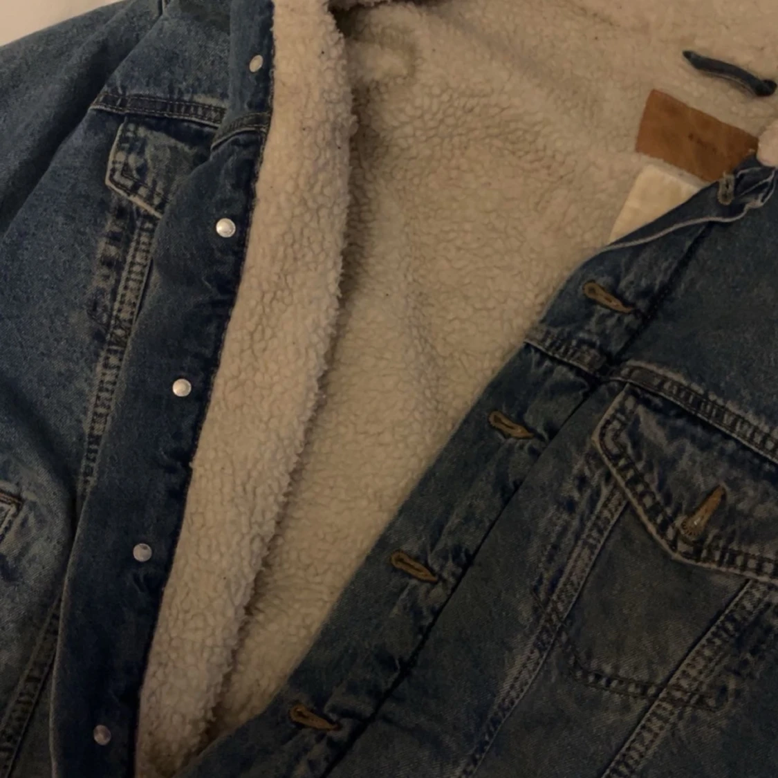 Blå jeansjacka med teddyfoder - 2