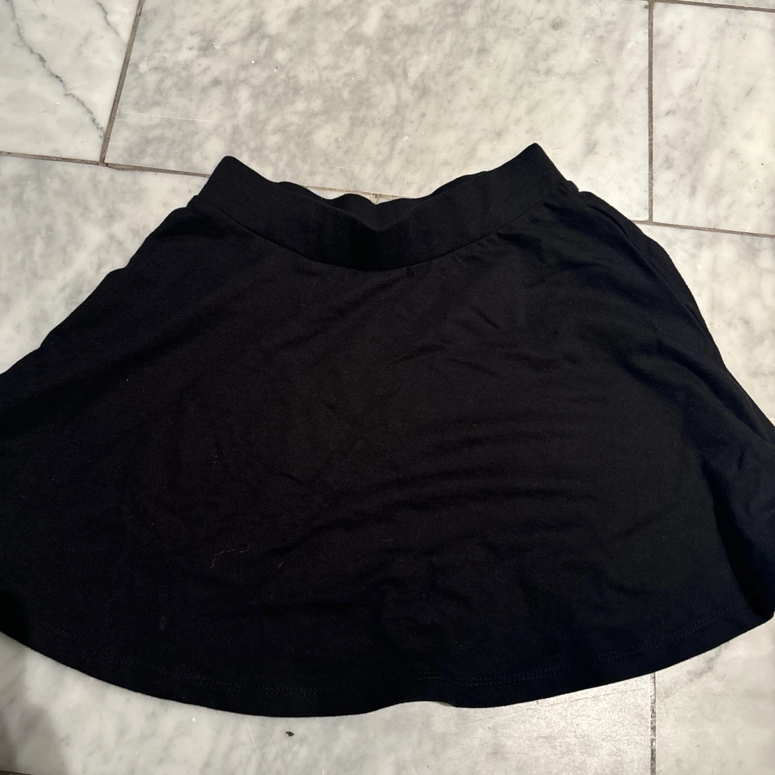 Svart kortkjol från Kappahl