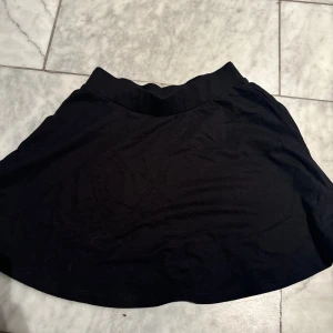 Svart kortkjol från Kappahl - Enkel och stilren svart kortkjol från Kappahl. Utan defekter, använd en gång till en dansuppvisning! Skriv om frågor osv och kolla gärna min profil